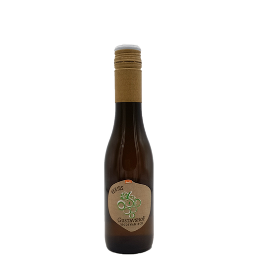 Braune Glasflasche mit Schraubverschluss und brauner Banderole. Auf dem Etikett steht „VERJUS“ sowie „Gustavshof – Biodynamisch“ mit einer stilisierten Traubengrafik.