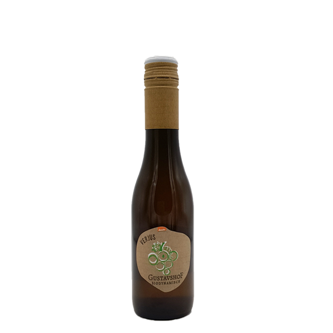 Braune Glasflasche mit Schraubverschluss und brauner Banderole. Auf dem Etikett steht „VERJUS“ sowie „Gustavshof – Biodynamisch“ mit einer stilisierten Traubengrafik.