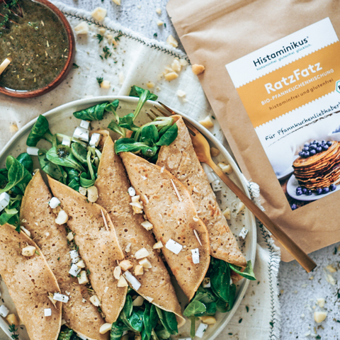 RatzFatz Pfannkuchen mit Feldsalat, Feta & Thymian-Pesto