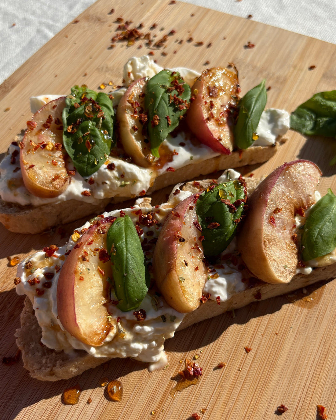 Gegrillter Pfirsich und Burrata auf Knusprigem Franz mit Crispy Topping