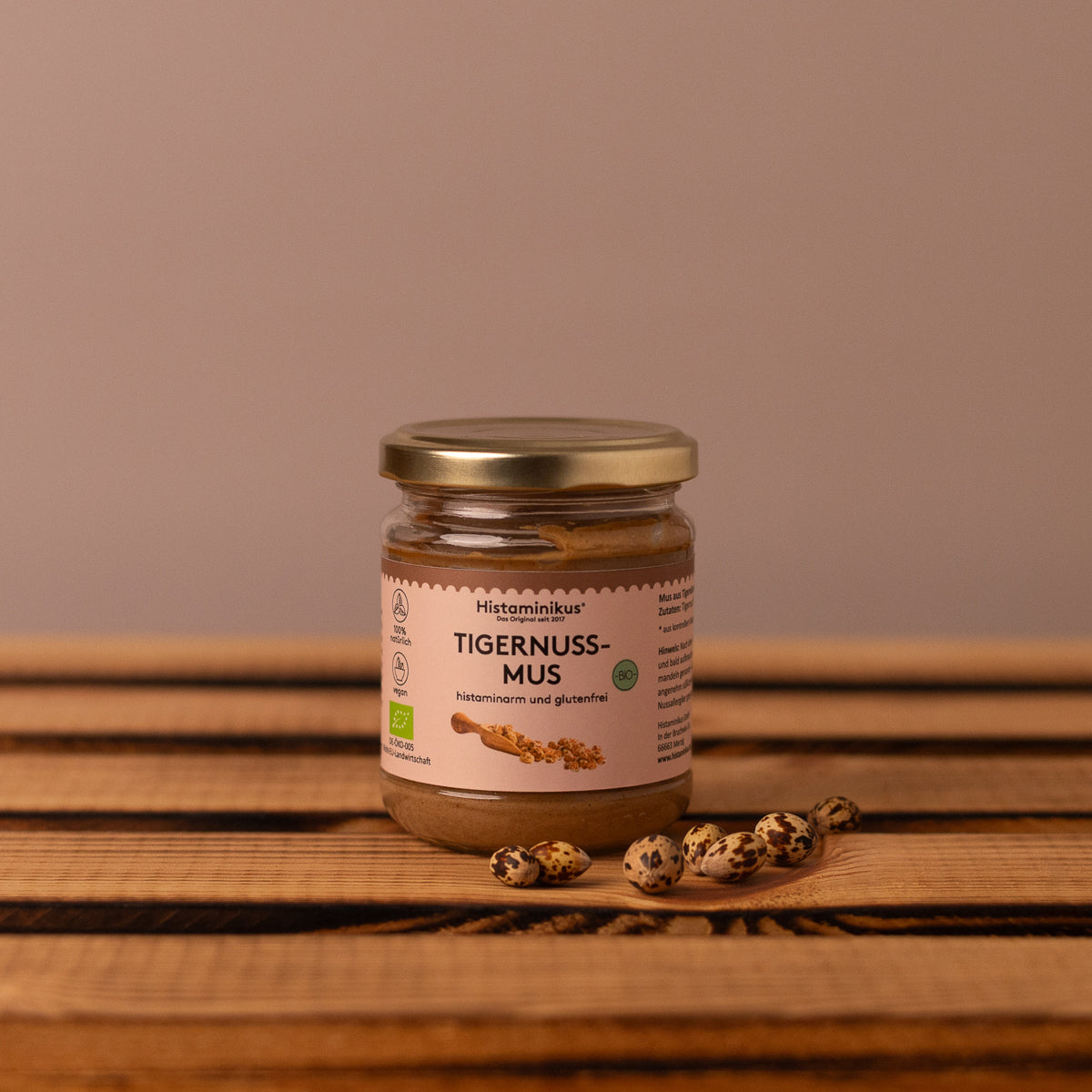 Glas Tigernussmus mit Tigernüssen im Vordergrund