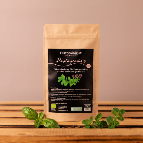 Tüte Pastagewürz mit Basilikum und Oregano im Vordergrund