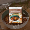 HistaFix „saftiges Gulasch“ vor dampfendem Gulaschteller mit Brotstücken. Drumherum handschriftlich: „aromatisch“, „würzig“, „deftig“. Warme Farben, natürlicher Look, appetitlich angerichtet – mit Fokus auf dem Produkt.