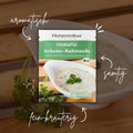 Beutel „HistaFix Kräuter-Rahmsoße“ von Histaminikus im Vordergrund, dahinter eine Sauciere mit cremiger Rahmsoße und frischer Petersilie, umgeben von Beschreibungen wie „aromatisch“, „samtig“ und „fein-kräuterig“, auf Holzuntergrund mit Petersilienzweigen.