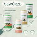 Grafik mit fünf Gewürzdosen: „Gemüsebrühe“, „Salatkräuter“, „Kräutersalz mediterran“, „V5 Universalwürze“. Links oben der Titel „Gewürze“, daneben Stichpunkte: ohne Hefeextrakt, ohne Sonnenblumenöl, ohne Geschmacksverstärker. Unten zwei grüne Icons: „natürliche Zutaten“ und „ohne Sonnenblumenöl“.