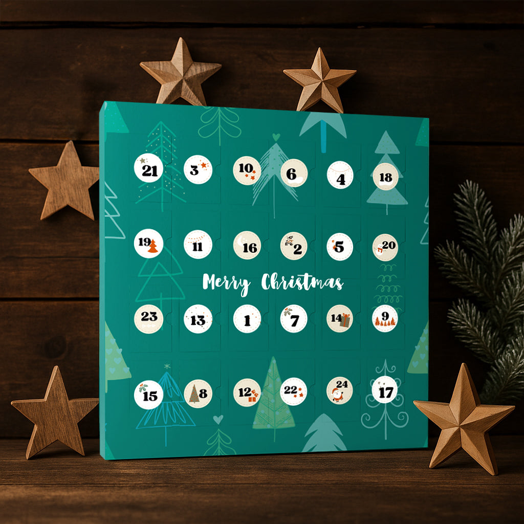 Quadratischer Adventskalender mit türkisgrünem Hintergrund, darauf stilisierte Tannenbäume in verschiedenen Größen. Die Türchen sind kreisrund und weiß, mit schwarzen Zahlen von 1 bis 24 bedruckt, teils in unregelmäßiger Anordnung. In der Mitte steht der Schriftzug „Merry Christmas“ in weißer Schreibschrift. Der Kalender liegt auf einer dunklen Holzoberfläche, dekoriert mit fünf goldfarbenen Holzsternen und einem kleinen Tannenzweig am rechten unteren Rand. 