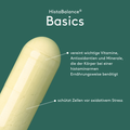 Grafisches Produktmotiv „HistaBalance® Basics“ auf grünem Hintergrund mit Kapsel. Pfeilmarkierungen zeigen auf die Kapsel mit erklärenden Texten zu enthaltenen Vitaminen, Antioxidantien und Mineralstoffen für eine histaminarme Ernährungsweise sowie Hinweis auf Schutz der Zellen vor oxidativem Stress.