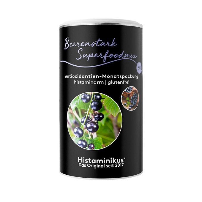 Produktbild des Beerenstark Superfoodmix von Histaminikus in schwarzer Dose mit Aufschrift „Antioxidantien-Monatspackung, histaminarm, glutenfrei“ und Detailfoto von schwarzen Johannisbeeren.