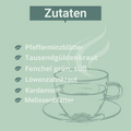 Grafik mit grünem Hintergrund. Überschrift „Zutaten“, darunter eine Liste mit: Pfefferminzblätter, Tausendgüldenkraut, Fenchel grün süß, Löwenzahnkraut, Kardamom, Melissenblätter. Rechts unten gezeichnete Teetasse mit aufsteigendem Dampf.