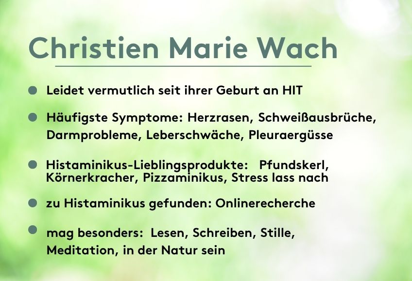Steckbrief auf grünem Hintergrund mit dem Titel „Christien Marie Wach“. Darunter Aufzählung zu Symptomen, HIT seit Geburt, Lieblingsprodukten wie Pfundskerl, Körnerkracher, Pizzaminikus, Stress lass nach, Fund über Onlinerecherche und persönlichen Vorlieben wie Lesen, Schreiben, Stille, Meditation und Natur.