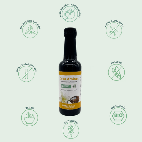 Flasche „Coco Aminos – histaminarme Würzsoße“ in der Mitte. Umgeben von acht grünen Icons mit Text: histaminarm laborgeprüft, natürliche Zutaten, ohne Zusatzstoffe, vegan, glutenfrei, bio, sojafrei, ohne Glutamate.