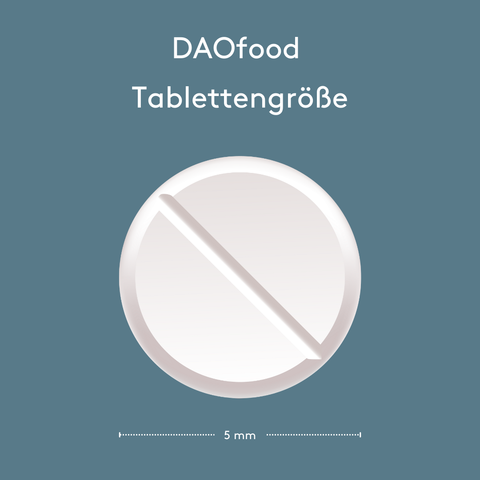 Grafische Darstellung „DAOfood Tablettengröße“ auf blau-grauem Hintergrund. Eine einzelne runde Tablette ist mittig abgebildet, mit Maßangabe von 5 mm Durchmesser.