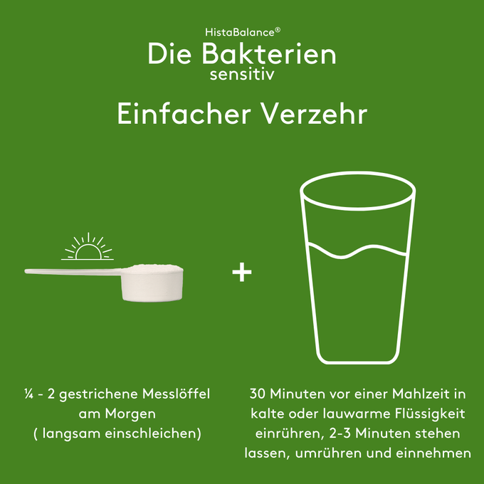 Infografik „HistaBalance® Die Bakterien sensitiv Einfacher Verzehr“ auf grünem Hintergrund. Ein Messlöffel mit Pulver ist neben einem Wasserglas dargestellt. Textangaben zur Einnahme: ein Viertel bis zwei gestrichene Messlöffel am Morgen sowie Zubereitung in kalter oder lauwarmer Flüssigkeit vor einer Mahlzeit.