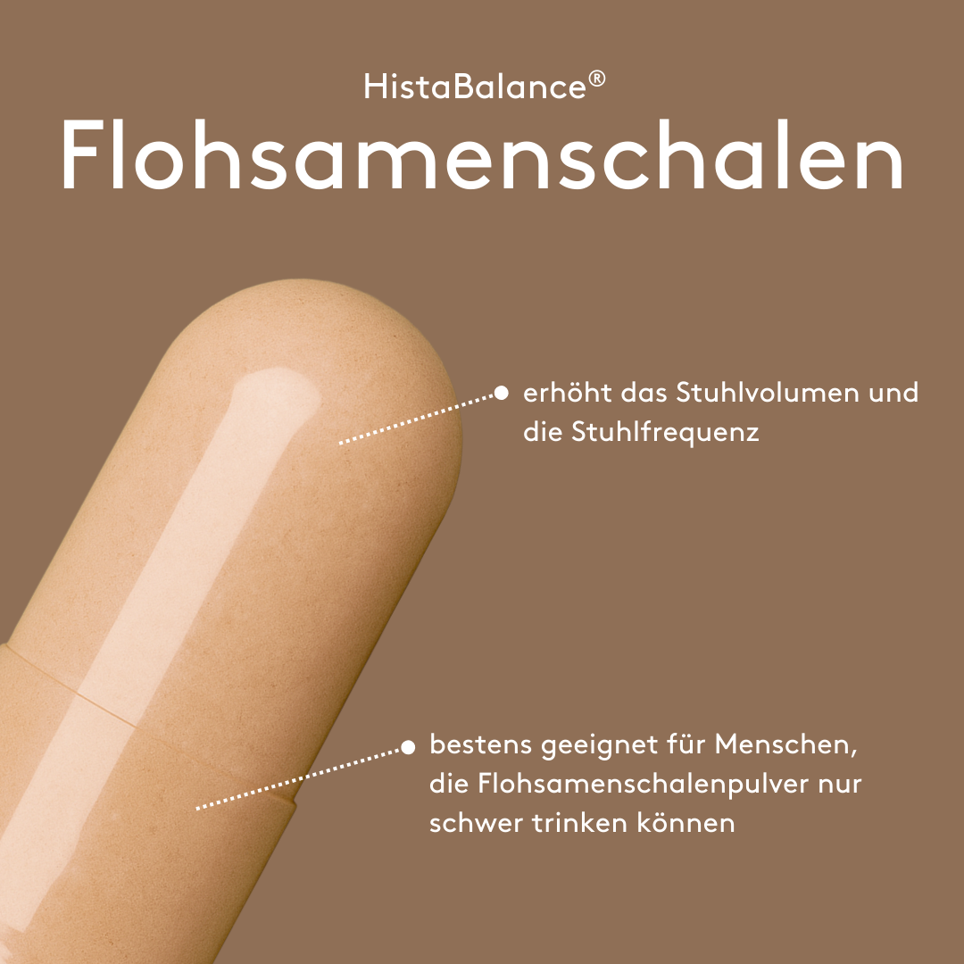 Grafisches Produktmotiv „HistaBalance® Flohsamenschalen“ auf braunem Hintergrund mit Kapsel. Pfeilmarkierungen erläutern den Hinweis auf die Erhöhung des Stuhlvolumens und der Stuhlfrequenz sowie die Eignung für Menschen, die Flohsamenschalenpulver nur schwer trinken können.