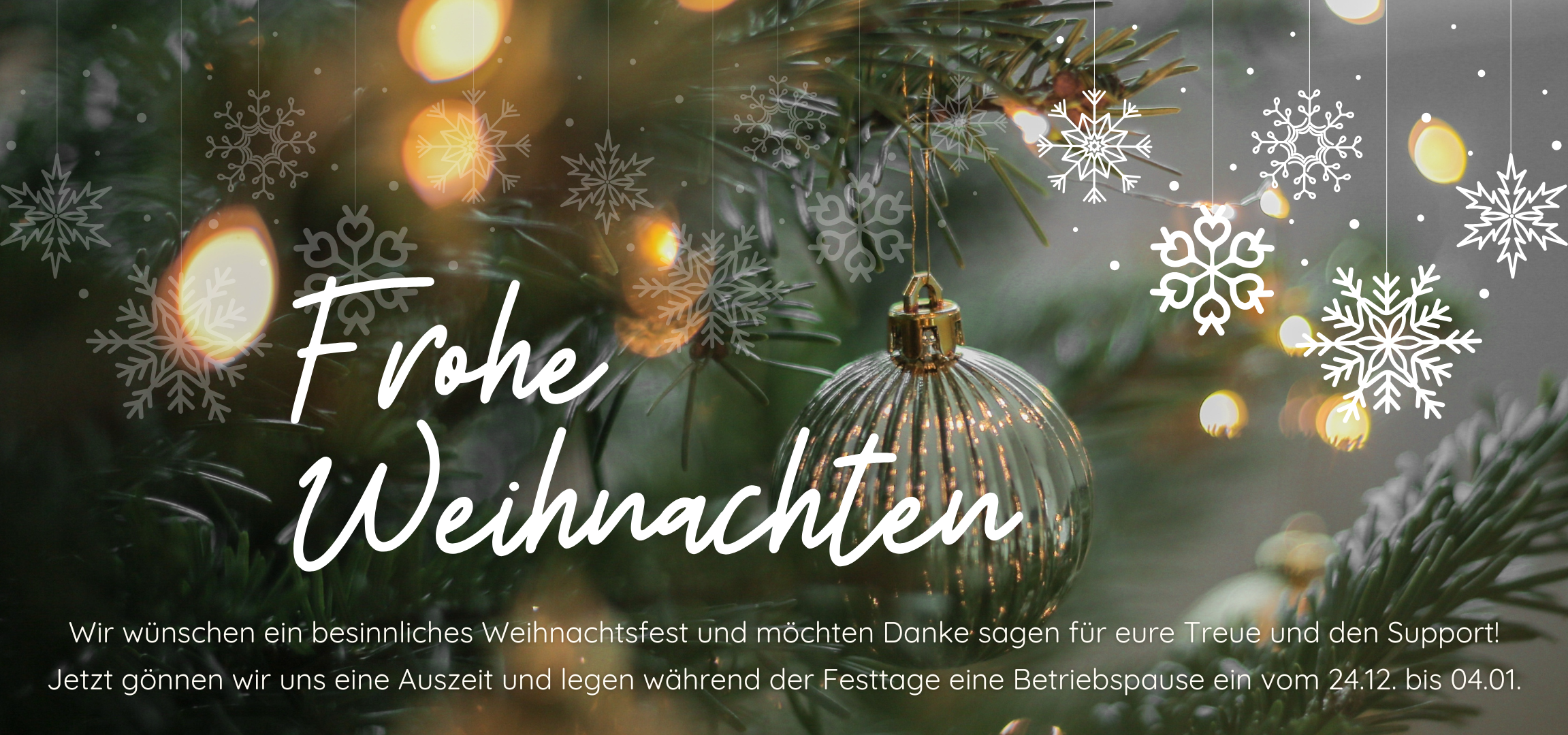 Translation missing: de.Weihnachtsmotiv mit grünem Tannenzweig, warmen Lichterketten und einer goldfarbenen Christbaumkugel. Weiße Schneeflocken-Grafiken hängen von oben herab. Zentrale Schrift „Frohe Weihnachten“. Darunter Text mit Weihnachtsgruß und Hinweis auf Betriebspause vom 24.12. bis 04.01