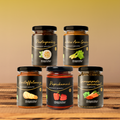 Fünf histaminarme, glutenfreie Produkte von Histaminikus in Gläsern: Pastagewürz, mildes Asia Gewürz, Kartoffelwürze, Paprikamark und Gemüsepaste universal, arrangiert auf einem Holztisch vor warmem Farbverlauf-Hintergrund.
