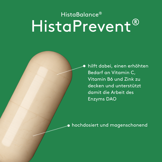 Grafisches Produktmotiv „HistaBalance® HistaPrevent®“ auf grünem Hintergrund mit Kapsel. Pfeilmarkierungen erläutern den Hinweis auf die Unterstützung bei erhöhtem Bedarf an Vitamin C, Vitamin B6 und Zink sowie die Unterstützung der Arbeit des Enzyms DAO. Zusätzlich der Hinweis „hochdosiert und magenschonend“.