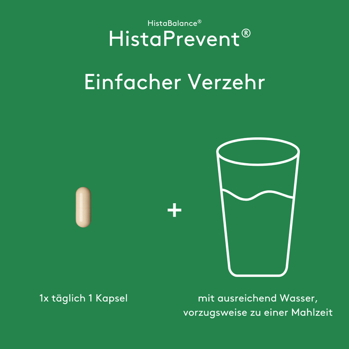 Infografik „HistaBalance® HistaPrevent® Einfacher Verzehr“ auf grünem Hintergrund. Eine einzelne Kapsel ist neben einem Glas Wasser dargestellt. Textangaben zur Einnahme: einmal täglich eine Kapsel mit ausreichend Wasser, vorzugsweise zu einer Mahlzeit.