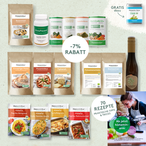 Produktübersicht mit vielen Artikeln aus dem Histaminikus-Sortiment auf hellem Hintergrund. Zu sehen sind Standbodenverpackungen, Gewürzdosen, ein Nahrungsergänzungsmittel, eine Flasche Verjus, ein Rezeptheft und eine Gratisdose „Histamin-Hero“. Zentrale Aufschrift „-7 % RABATT“ und „70 REZEPTE – Praktische Tipps & Tricks“.