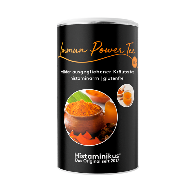 Schwarze Teedose mit orangefarbener Aufschrift „Immun Power Tee – milder ausgeglichener Kräutertee, histaminarm, glutenfrei“. Darunter Fotos mit Kurkumapulver, Ingwerstücken und Tee im Glas. Produkt von Histaminikus.