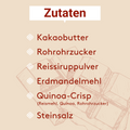 Grafik mit dem Titel „Zutaten“ auf hellbeigem Hintergrund. Aufgelistet sind: Kakaobutter, Rohrrohrzucker, Reissiruppulver, Erdmandelmehl, Quinoa-Crisp (Reismehl, Quinoa, Rohrrohrzucker) und Steinsalz. Im Hintergrund eine gezeichnete Tafel Schokolade.