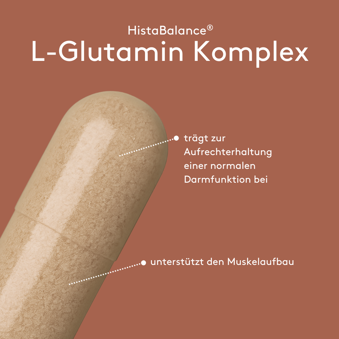 Grafisches Produktmotiv „HistaBalance® L-Glutamin Komplex“ auf braunem Hintergrund mit Kapsel. Pfeilmarkierungen erläutern den Hinweis auf die Aufrechterhaltung einer normalen Darmfunktion sowie die Unterstützung des Muskelaufbaus.