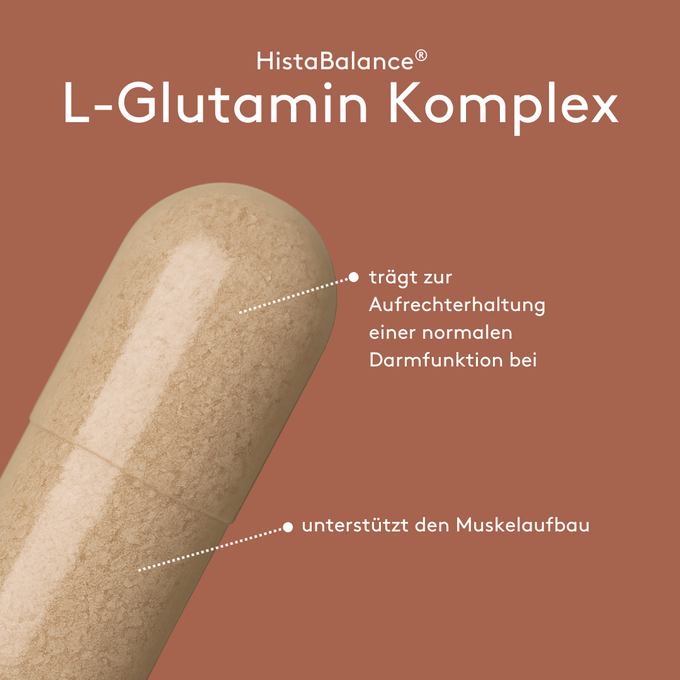 Grafisches Produktmotiv „HistaBalance® L-Glutamin Komplex“ auf braunem Hintergrund mit Kapsel. Pfeilmarkierungen erläutern den Hinweis auf die Aufrechterhaltung einer normalen Darmfunktion sowie die Unterstützung des Muskelaufbaus.