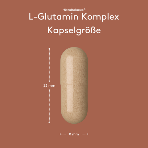 Grafische Darstellung „HistaBalance® L-Glutamin Komplex Kapselgröße“ auf braunem Hintergrund. Eine einzelne Kapsel ist mittig abgebildet, mit Maßangaben von 23 mm Höhe und 8 mm Breite.