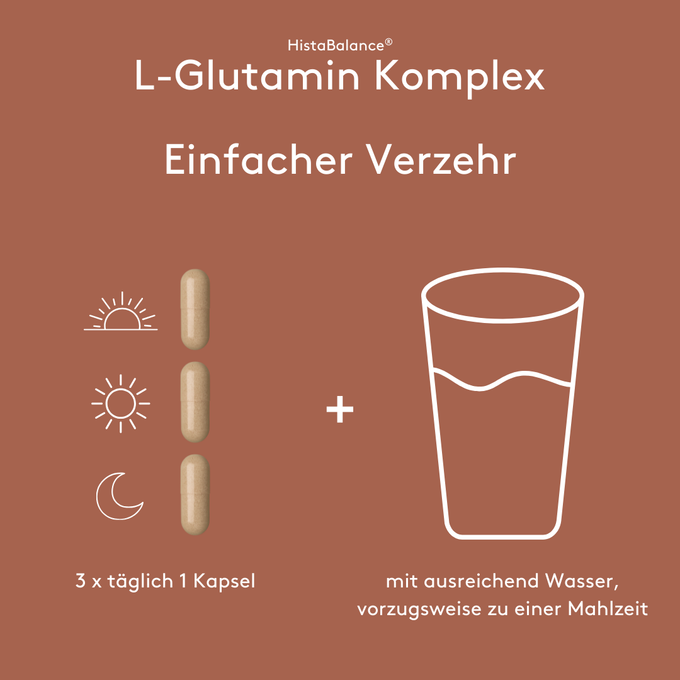 Infografik „HistaBalance® L-Glutamin Komplex Einfacher Verzehr“ auf braunem Hintergrund. Drei Kapseln sind neben Symbolen für Morgen, Tag und Abend dargestellt, ergänzt durch ein Glas Wasser. Textangaben zur Einnahme: dreimal täglich eine Kapsel mit ausreichend Wasser, vorzugsweise zu einer Mahlzeit.