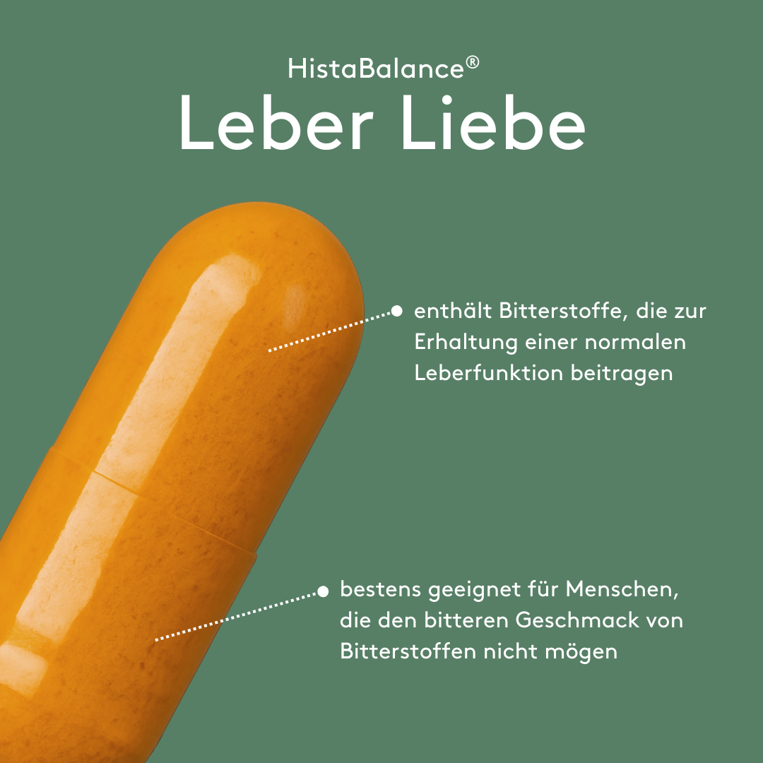Grafisches Produktmotiv „HistaBalance® Leber Liebe“ auf grünem Hintergrund mit Kapsel. Pfeilmarkierungen erläutern den Hinweis auf enthaltene Bitterstoffe zur Erhaltung einer normalen Leberfunktion sowie die Eignung für Menschen, die den bitteren Geschmack von Bitterstoffen nicht mögen.