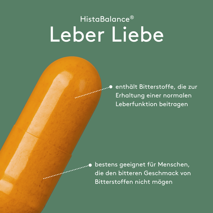 Grafisches Produktmotiv „HistaBalance® Leber Liebe“ auf grünem Hintergrund mit Kapsel. Pfeilmarkierungen erläutern den Hinweis auf enthaltene Bitterstoffe zur Erhaltung einer normalen Leberfunktion sowie die Eignung für Menschen, die den bitteren Geschmack von Bitterstoffen nicht mögen.