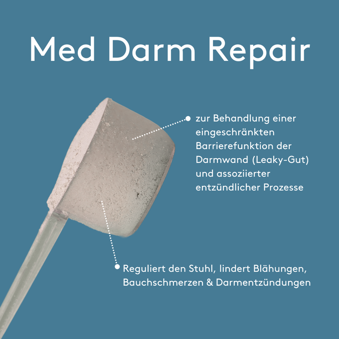Grafisches Produktmotiv „Med Darm Repair“ auf blauem Hintergrund mit Messlöffel gefüllt mit hellem Pulver. Pfeilmarkierungen erläutern den Hinweis auf die Behandlung einer eingeschränkten Barrierefunktion der Darmwand (Leaky-Gut) sowie die Regulierung des Stuhls und die Linderung von Blähungen, Bauchschmerzen und Darmentzündungen.