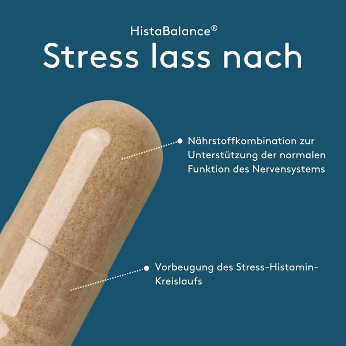 Grafisches Produktmotiv „HistaBalance® Stress lass nach“ auf dunkelblauem Hintergrund mit Kapsel. Pfeilmarkierungen erläutern eine Nährstoffkombination zur Unterstützung der normalen Funktion des Nervensystems sowie den Hinweis auf die Vorbeugung des Stress-Histamin-Kreislaufs.