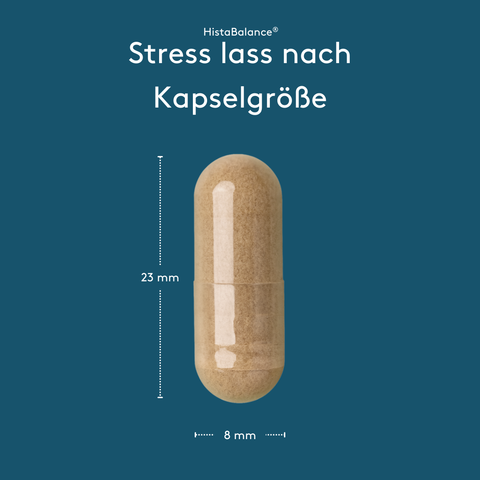 Grafische Darstellung „HistaBalance® Stress lass nach Kapselgröße“ auf dunkelblauem Hintergrund. Eine einzelne Kapsel ist mittig abgebildet, mit Maßangaben von 23 mm Höhe und 8 mm Breite.