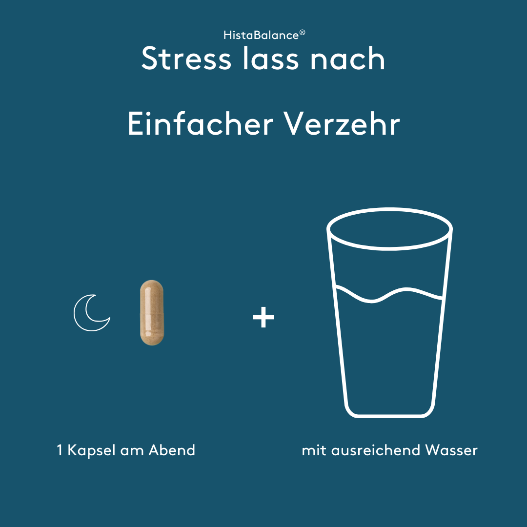 Infografik „HistaBalance® Stress lass nach Einfacher Verzehr“ auf dunkelblauem Hintergrund. Eine Kapsel ist neben einem Mondsymbol und einem Glas Wasser dargestellt. Textangaben zur Einnahme: eine Kapsel am Abend mit ausreichend Wasser.