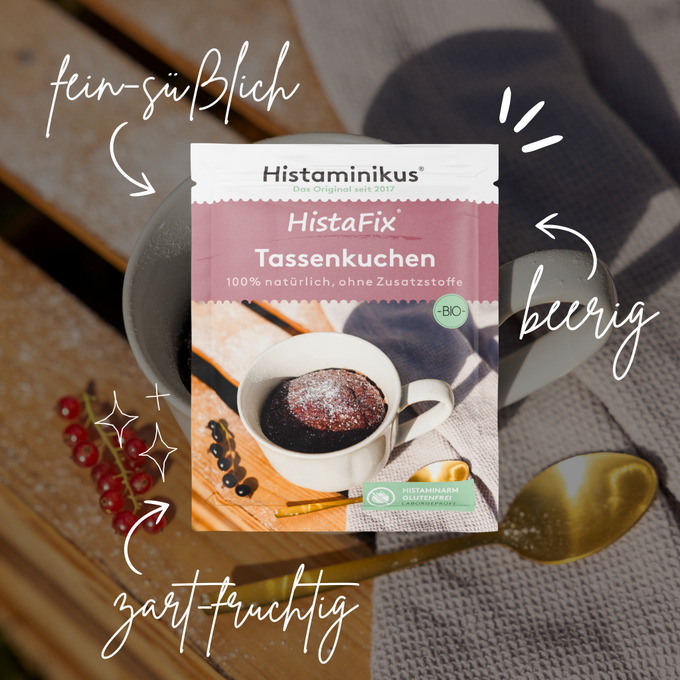 Tassenkuchen mit Pfeilen und Schriftzügen, im Hintergrund ein Bild des Tassenkuchens