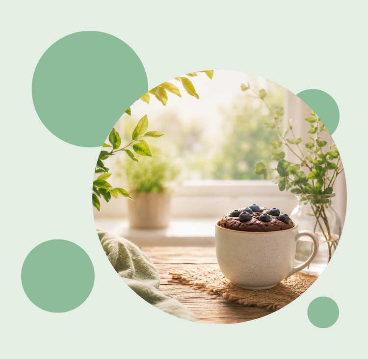 Translation missing: en.Grafik mit einem Tassenkuchen wo Blaubeeren drauf sind und pflanzen im Hintergrund. mit kreisen und mit einem Mintfarbenden Hintergrund
