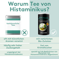 Vergleichsgrafik mit der Überschrift „Warum Tee von Histaminikus?“.
Links eine Teedose mit Aufschrift „herkömmliche Tees“ und X-Symbol, rechts die schwarze Dose „Bitterkräuter“ mit Haken.

Darunter drei Vergleichszeilen:
– „oft mit künstlichen Aromen versetzt“ vs. „mit natürlichen Bio-Zutaten“
– „häufig sehr hoher Zuckergehalt“ vs. „frei von Kristallzucker“
– „ungeeignet bei Histaminintoleranz“ vs. „speziell auf die Bedürfnisse von Menschen mit Histaminintoleranz abgestimmt“