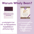 Zweiteiliges Vergleichsbild mit der Überschrift „Warum Wholy Bean?“
Links: Illustration einer klassischen dunklen Schokolade mit dem Text „herkömmliche dunkle Schokolade – unverträglich bei HIT, da fermentierte Kakaobohnen enthalten sind“
Rechts: Verpackung der „Wholy Bean Chocolate Bar“ mit dem Hinweis „mit histaminarmen Zutaten und unfermentierten und ungerösteten Kakaobohnen“