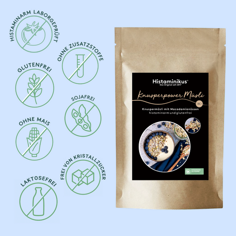 Grafik mit hellblauem Hintergrund. Links befinden sich sieben grüne Icons mit Beschriftung: „histaminarm laborgeprüft“, „glutenfrei“, „ohne Zusatzstoffe“, „sojafrei“, „ohne Mais“, „laktosefrei“, „frei von Kristallzucker“. Rechts ist die braune Produktverpackung des „Knusperpower Müsli“ von Histaminikus zu sehen, mit schwarzem Etikett und einem runden Foto einer Müslischale mit Joghurt, Müsli und Heidelbeeren.