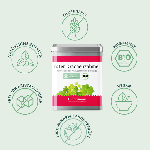 Produktfoto mit Vorteilsgrafik: In der Mitte die metallene Teedose „roter Drachenzähmer – wohltuender Kräutertee für die Tage“ von Histaminikus mit Illustration von Frauenmantel. Rundherum sieben grüne Icons mit den Vorteilen: histaminarm laborgeprüft, glutenfrei, frei von Kristallzucker, natürliche Zutaten, Bioqualität, vegan und ohne Zusatzstoffe. Hellgrüner Hintergrund unterstreicht die natürliche Ausrichtung.