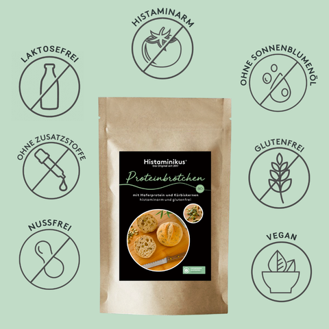 Verpackung der Proteinbrötchen von Histaminikus mittig auf grünem Hintergrund, umgeben von sechs runden Icons mit Text: „Laktosefrei“, „Ohne Zusatzstoffe“, „Nussfrei“, „Histaminarm“, „Ohne Sonnenblumenöl“, „Glutenfrei“ und „Vegan“. 