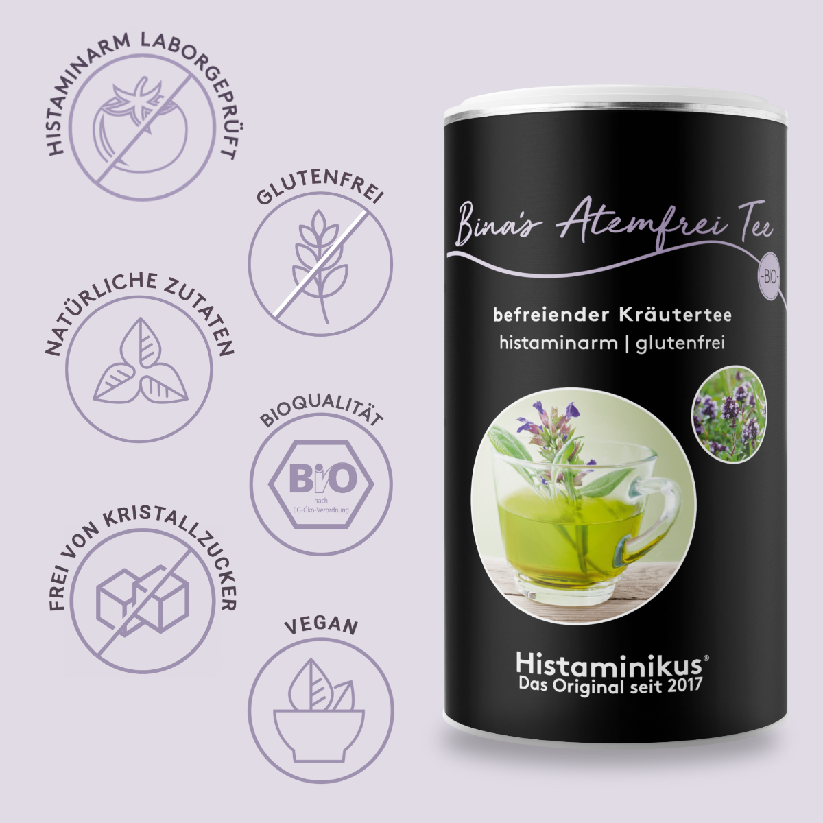 Runde Produktdose „Bina’s Atemfrei Tee“ vor hellfliederfarbenem Hintergrund. Schwarzes Etikett mit Aufschrift „befreiender Kräutertee – histaminarm | glutenfrei“, große Glas-Tasse mit grünem Kräutertee als Produktfoto, kleine runde Detailaufnahme blühender Kräuter. Links daneben sechs lila Icon-Siegel: „histaminarm laborgeprüft“, „glutenfrei“, „natürliche Zutaten“, „Bioqualität“, „frei von Kristallzucker“, „vegan“.