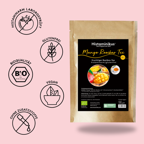 Produktabbildung eines Beutels „Histaminikus Mango Rooibos Tee“. Links daneben fünf Siegel: histaminarm laborgeprüft, glutenfrei, Bioqualität, vegan und ohne Zusatzstoffe. Auf der Verpackung ein Bild von Mango-Stücken und einer Tasse Rooibos-Tee.