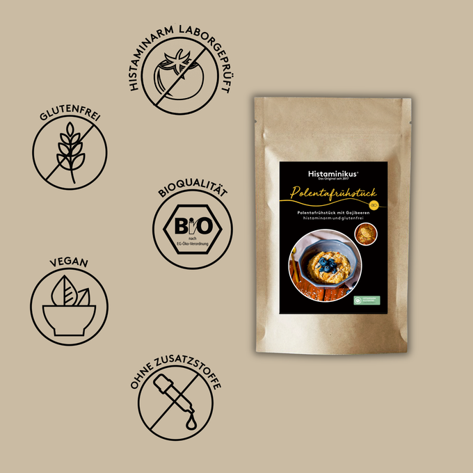 Produktabbildung eines Beutels „Histaminikus Polentafrühstück“. Links daneben fünf Siegel: histaminarm laborgeprüft, glutenfrei, Bioqualität, vegan und ohne Zusatzstoffe. Auf der Verpackung eine Schüssel Polentafrühstück mit Beeren.