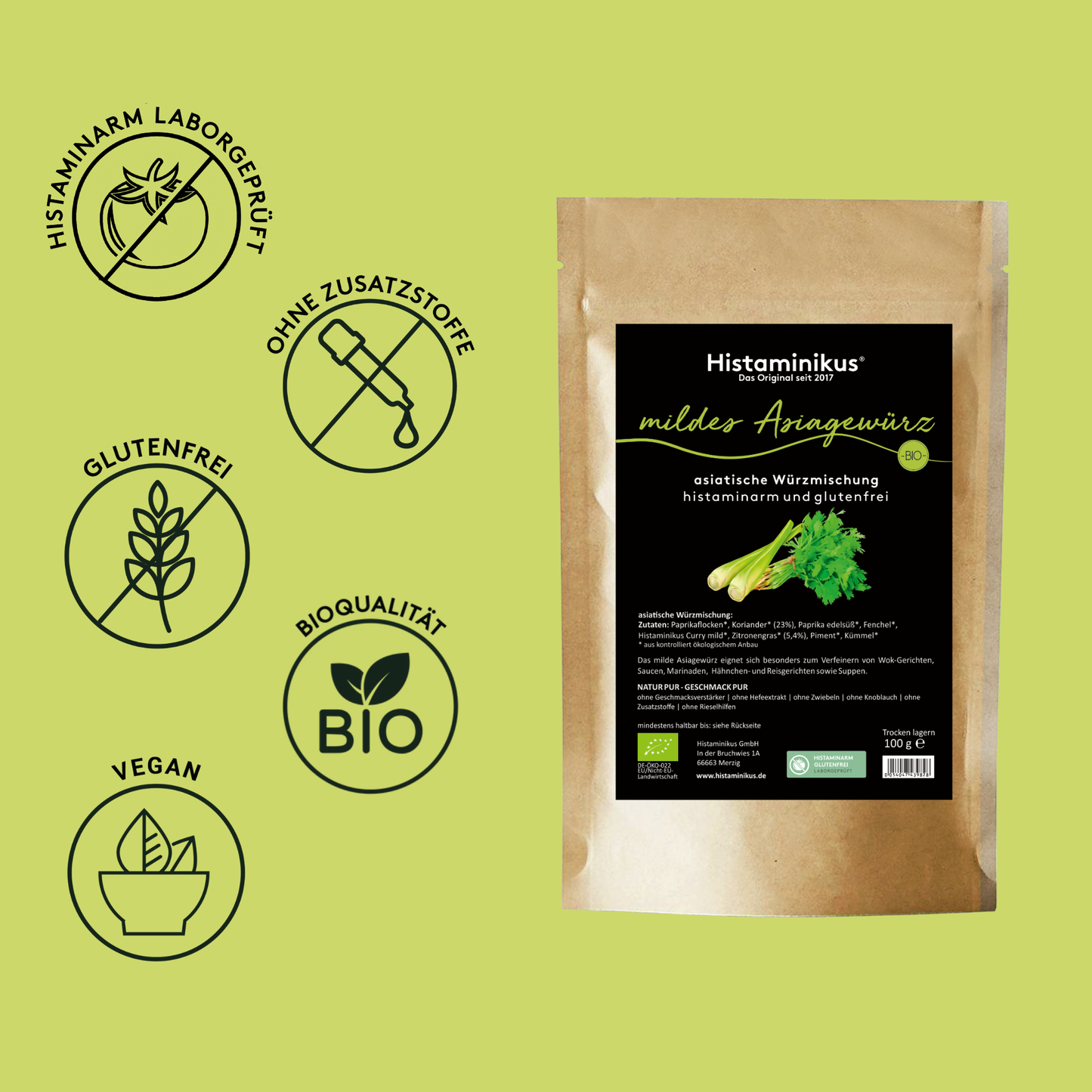 Produktabbildung des Histaminikus milden Asiagewürzes in einer braunen Standbodenverpackung vor grünem Hintergrund. Links daneben sind runde Icons mit Eigenschaften angeordnet: histaminarm laborgeprüft, ohne Zusatzstoffe, glutenfrei, Bioqualität und vegan. Auf der Verpackun
