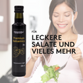 Grafik mit dem Balsamico am linken Bildrand. Rechts daneben ein kleiner Text der besagt: Für leckere Salate und vieles mehr. Im Hintergrund ist eine Frau zu sehen, die einen Salat anmischt.