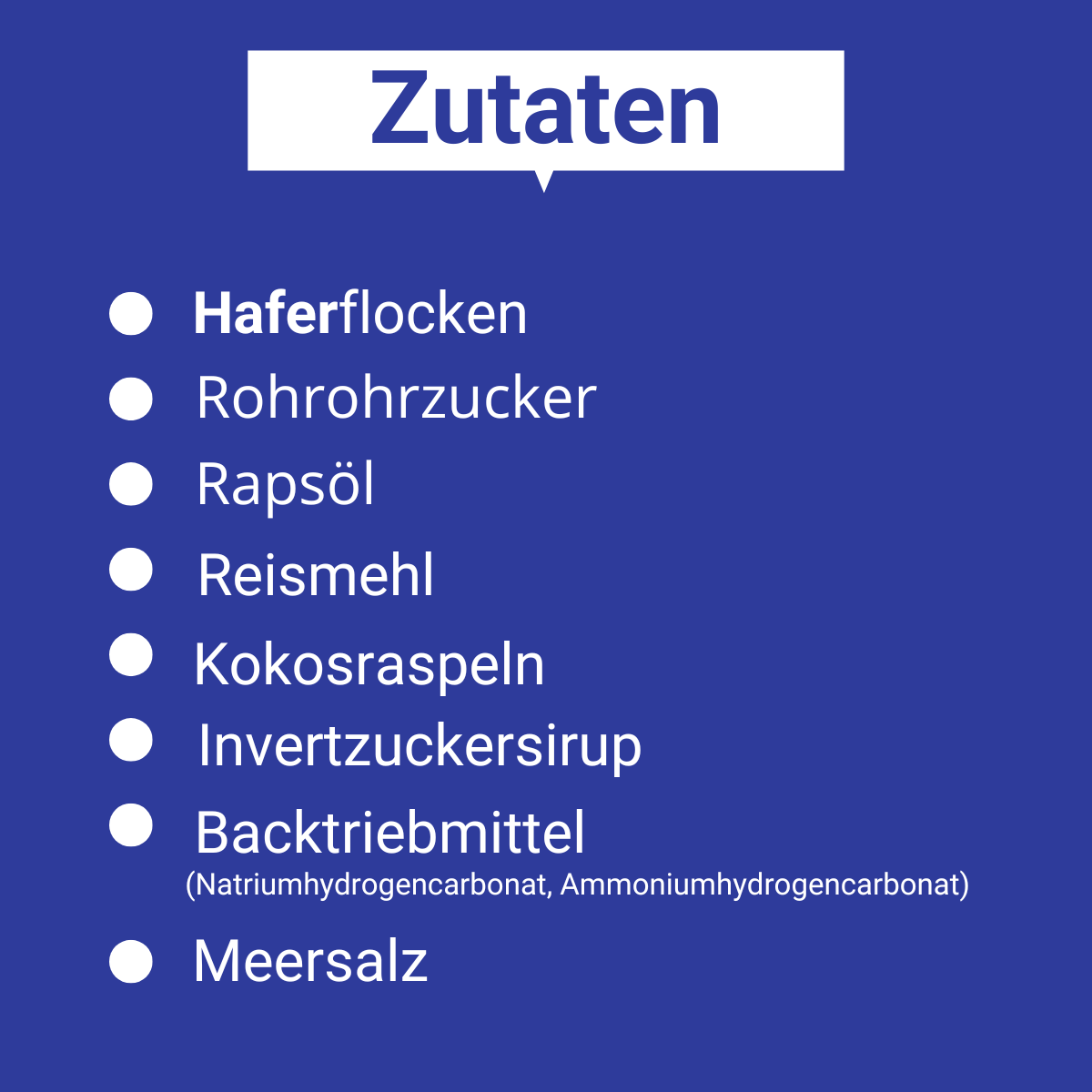 Zutatenliste Haferkekse: Weiße Schrift auf blauem Hintergrund mit der Überschrift „Zutaten“. Aufgelistet sind: Haferflocken, Rohrohrzucker, Rapsöl, Reismehl, Kokosraspeln, Invertzuckersirup, Backtriebmittel (Natriumhydrogencarbonat, Ammoniumhydrogencarbonat) und Meersalz. 