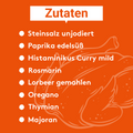 Orangefarbener Hintergrund mit weißer Überschrift „Zutaten“ und einer Liste in Weiß: Steinsalz unjodiert, Paprika edelsüß, Histaminikus Curry mild, Rosmarin, Lorbeer gemahlen, Oregano, Thymian, Majoran. Im Hintergrund eine lineare Illustration eines Hähnchens.