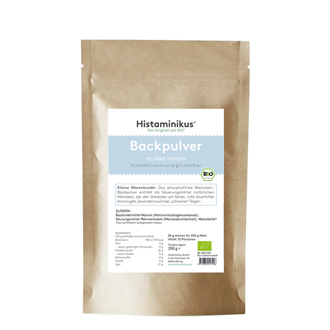 Beiger Standbeutel mit weiß-blauem Etikett. Aufschrift: „Histaminikus – Das Original seit 2017“, „Backpulver – REINWEINSTEIN – histaminarm und glutenfrei“. Das Etikett enthält Angaben zu Zutaten, Nährwerten, Anwendung und eine kleine Warenkunde über die Verwendung von natürlichem Weinstein als Säuerungsmittel. Aufdrucke für Bio- und EU-Zertifizierung sowie Herstellerinformationen unten rechts.